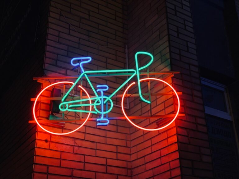 Lampki rowerowe – jak wybrać najlepsze oświetlenie?