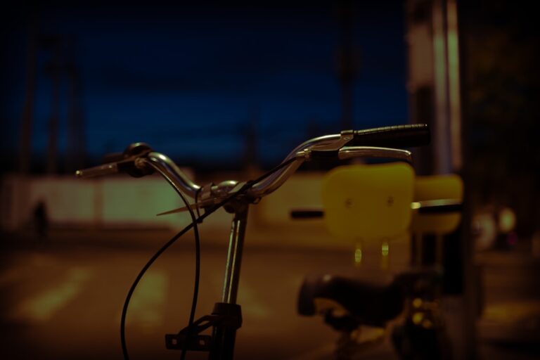 Oświetlenie rowerowe – jak wybrać idealne lampki na rower?